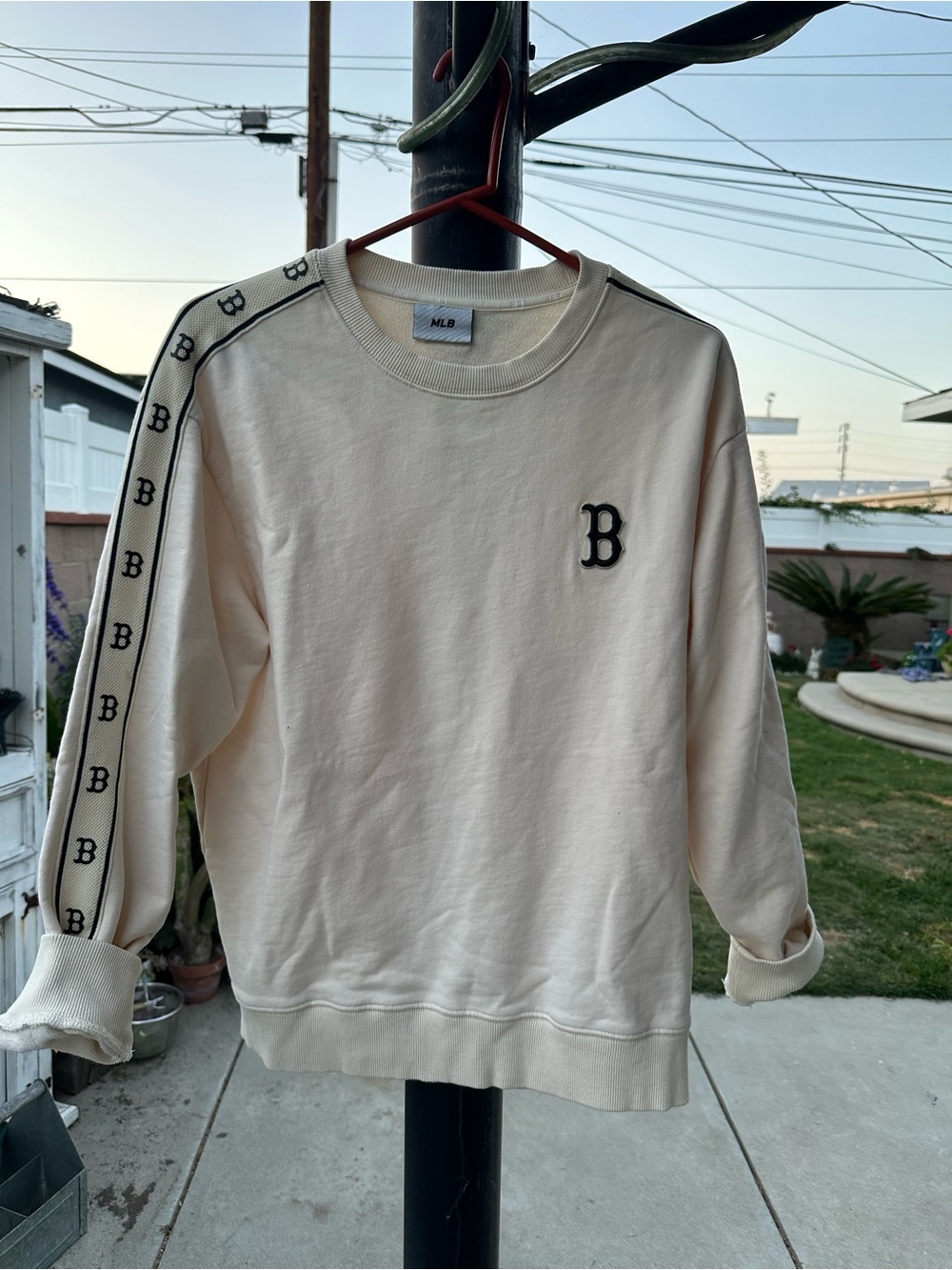 MLB Cream Crewneck Sweatshirt with Black 'B' Logo and Sleeve Trim - Picture 2 of 11